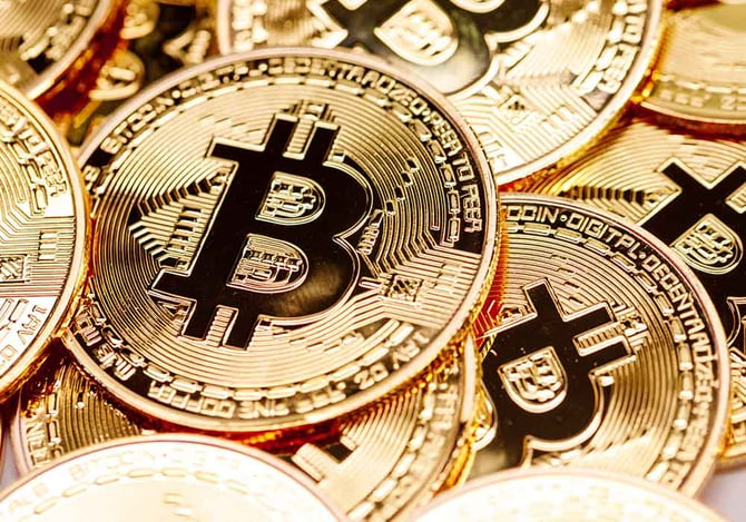 Moedas com o símbolo do Bitcoin