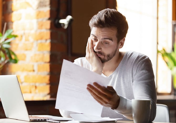 Homem olhando preocupada para papel