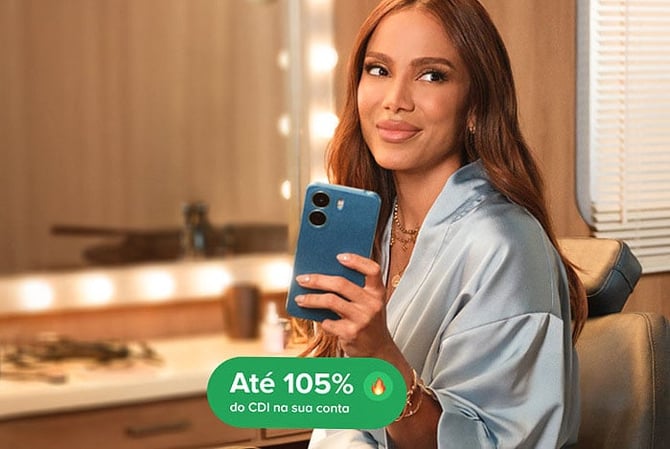 A cantora Anitta sentada em seu camarim, vestindo um roupão de cetim azul e segurando um smartphone azul. Tem um texto escrito “até 105 do CDI na sua conta” com emoji de foguinho ao lado para enfatizar o quanto a conta que mais rende do Brasil, a do Mercado Pago, é eficiente.