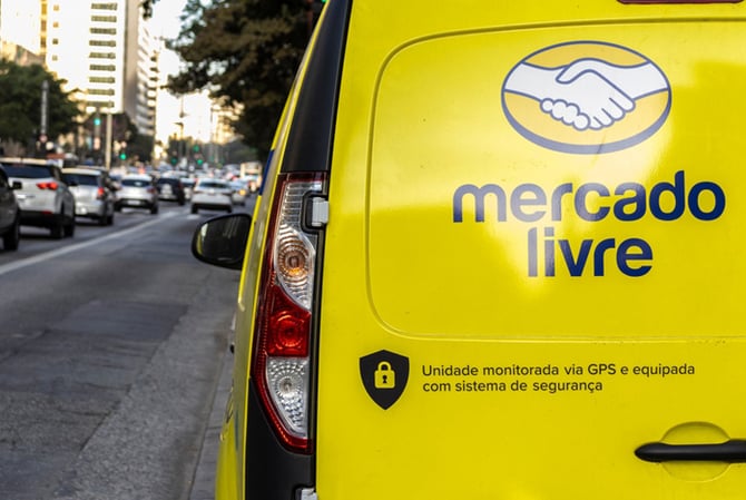Meli+ Mercado Pago: imagem do trânsito de São Paulo com vários carros e a traseira da Fiorino amarela com o logo do Mercado Livre para falar das vantagens do frete grátis do maior marketplace da América Latina oferece. 