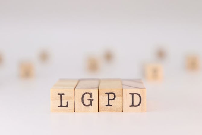 Mercado Pago: blocos de madeira formando a sigla LGPD 