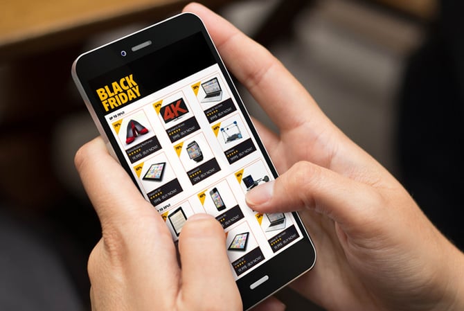 Mercado Pago: celular nas mãos de uma pessoa, visto de cima, com tela aberta nas ofertas Black Friday.