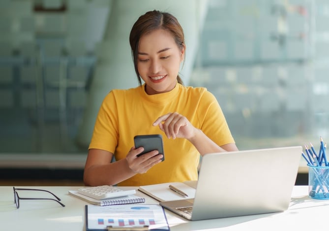 Mulher mexendo no celular enquanto ativa o Open Finance na sua Conta Mercado Pago para ampliar suas chances de receber ofertas de crédito