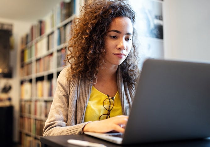 Mulher checando as informações do Mercado Pontos no computador