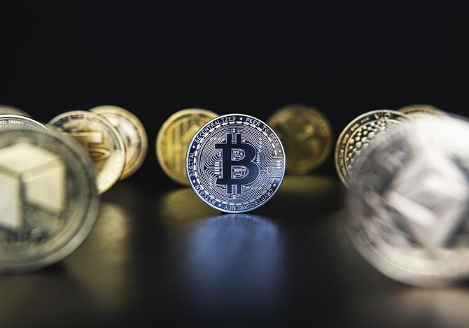 Imagem ilustrativa de moedas digitais inclusive bitcoin