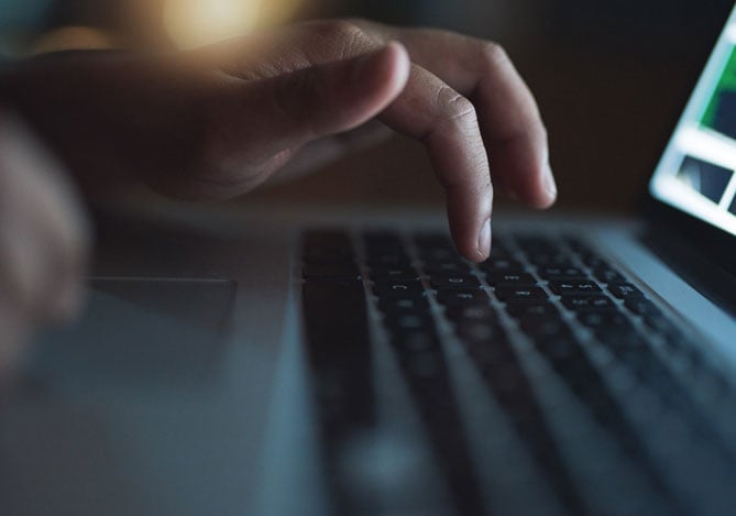 Mercado Pago: mão digitando no teclado de um laptop sobre Phishing, Smishing e Vishing para se proteger e evitar golpes digitais.