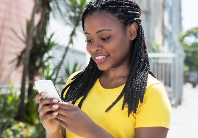 Mulher segurando um celular