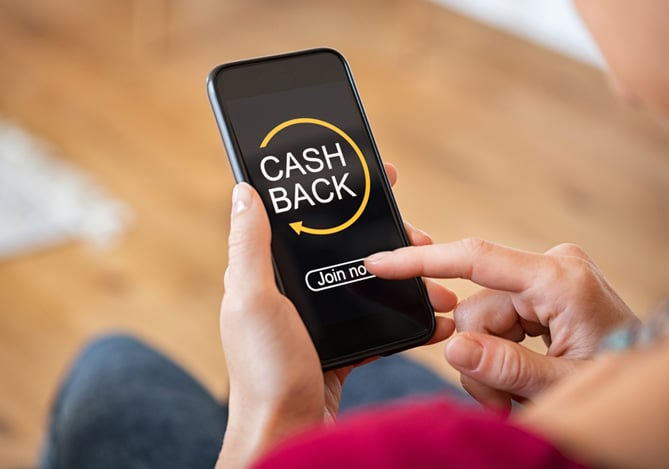 Pessoa consultando cashback no celular com a ajuda do Mercado Pago