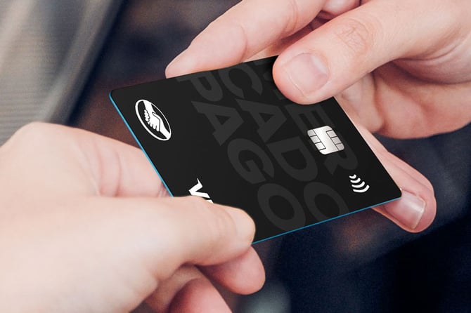 Cartão de crédito Mercado Pago sendo usado em uma compra online