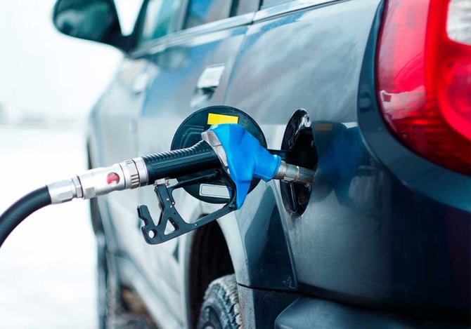 Carro sendo abastecido no posto de gasolina com o benefício Shell Box Mercado Pago 