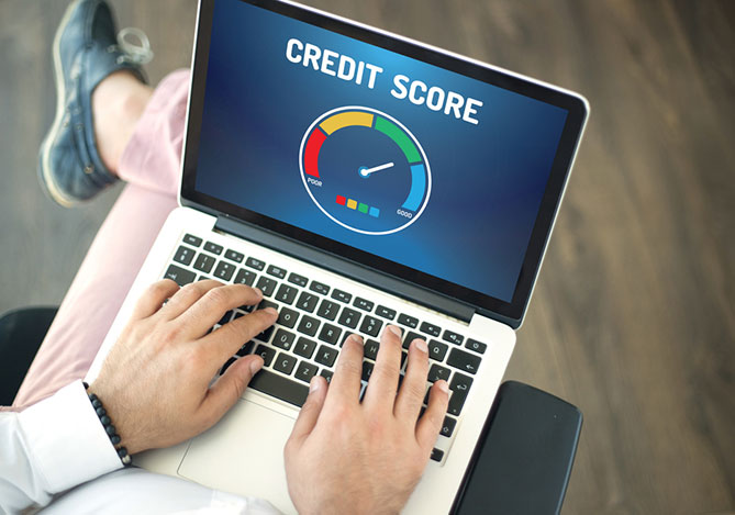 Mercado Pago: pessoa sentada mexendo em um notebook com a tela aberta em uma imagem citando o Score de Crédito