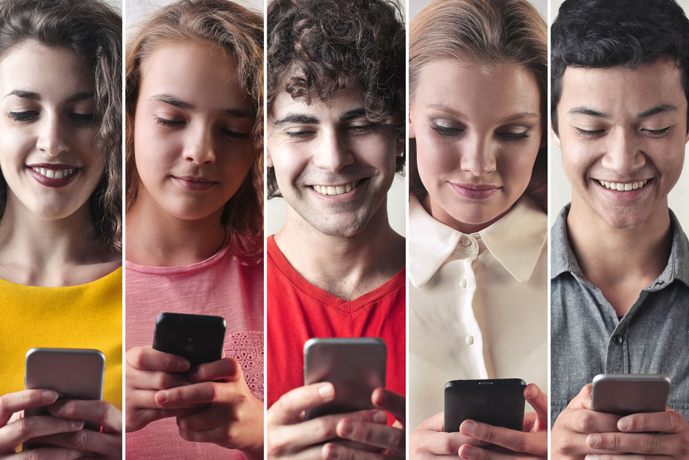Mercado Pago: Pessoas olhando o celular enquanto escolhem a melhor Conta Digital