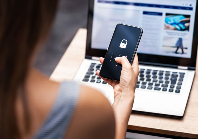 Mercado Pago: Pessoa acessando uma conta digital com autenticação em dois fatores no smartphone, garantindo mais segurança para transações online.