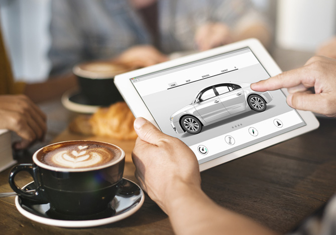 Mercado Pago: pessoa analisa a ideia de comprar um carro, enquanto mexe no tablet e visualiza alguns modelos que são do seu interesse.