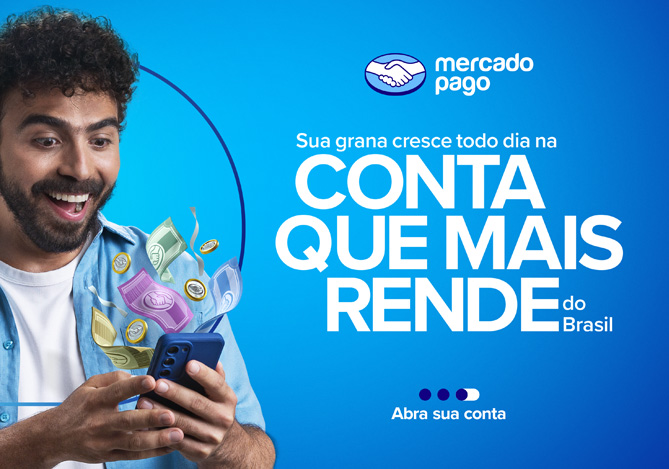 Imagem ilustrativa de homem com camisa azul e camiseta branca com celular na mão representando a conta digital que mais rende do Mercado Pago.