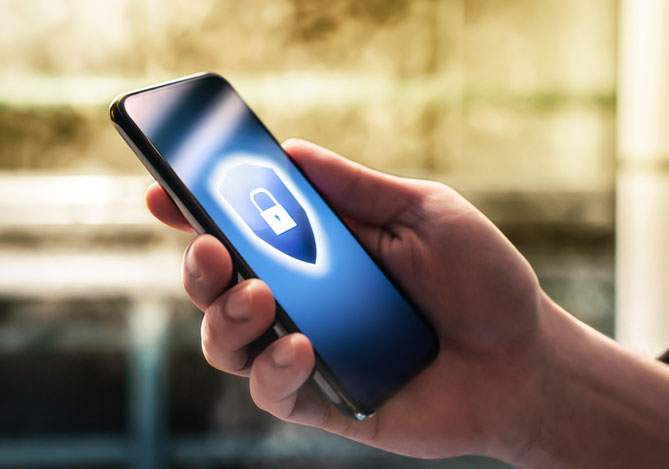 Mercado Pago: mão segurando um celular com tela ligada em uma foto de cadeado sugerindo proteção contra o golpe digital do funcionário falso