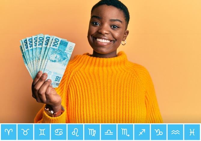 Mulher negra/preta segurando notas de R$ 100 reais e os símbolos do zodíaco representando a influência que eles têm sobre sua vida financeira. 