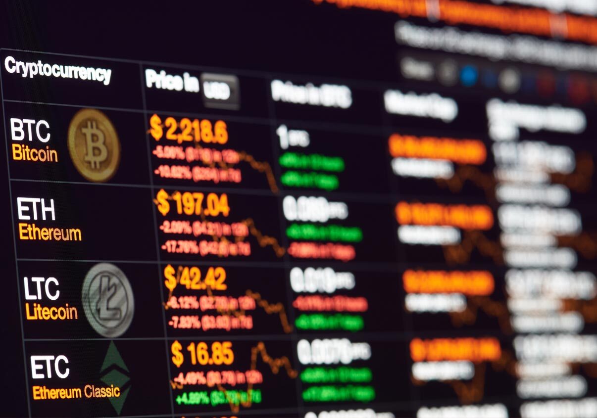 Monitor com gráfico de investimento do bitcoin e outras moedas digitais