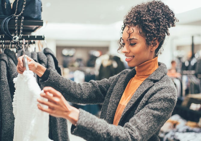 Mercado Pago: mulher com independência financeira comprando blusa