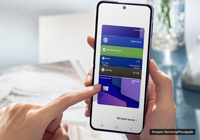 Mãos de uma pessoa segurando um celular aberto na Samsung Wallet para configurar o cartão Mercado Pago e usá-lo nas compras do dia a dia