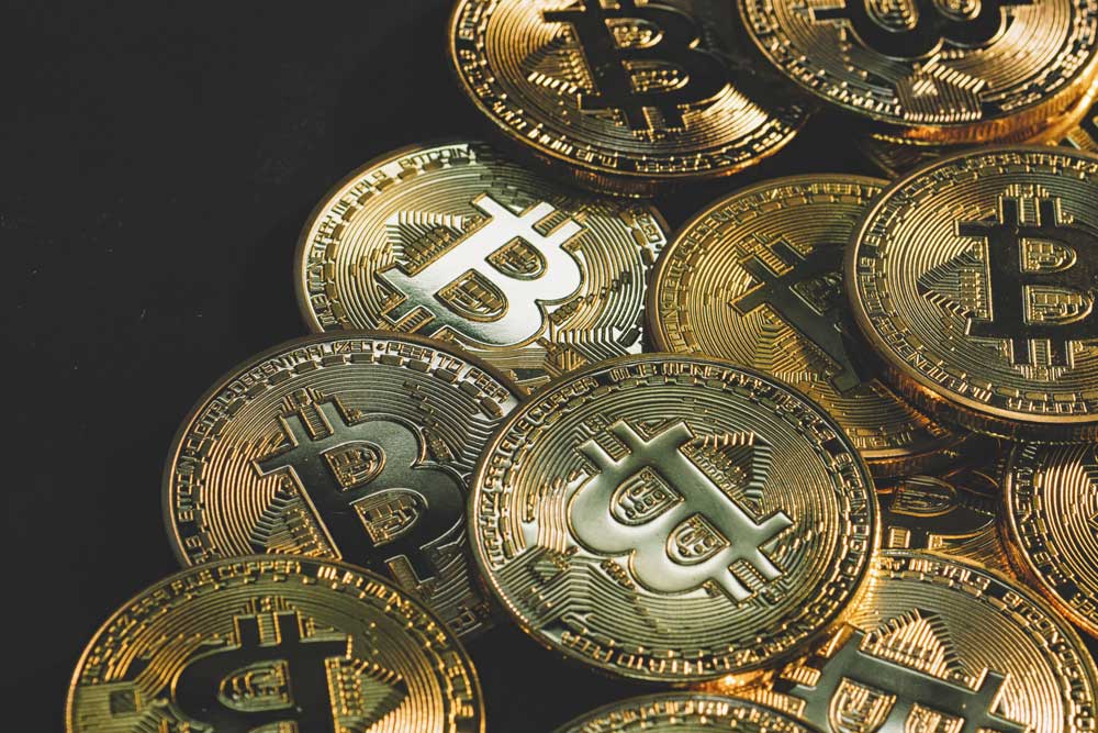 Mão segurando moeda de bitcoin 